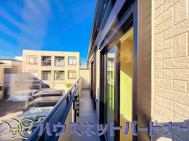 バルコニーから差し込む陽光・通風は、住環境・快適性と共に有り続ける貴重な「財産」です。この新築戸建に住まう事で手に入れるものは、きっと日常にとっても貴重な存在となるはずです。