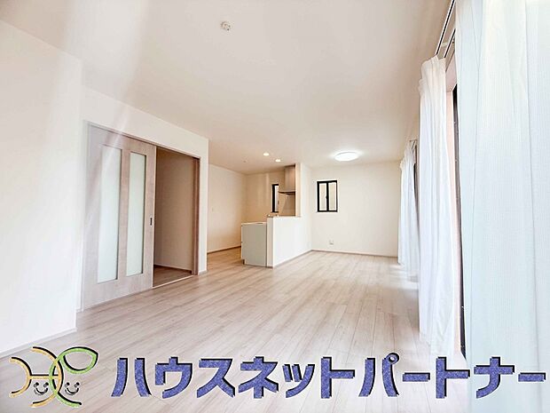 忙しい朝でも家族揃って食事をして頂ける、ゆとりある大きさのダイニングスペース。奥様の手料理をカウンター越しに受けとって頂き、テーブルで囲む素敵な時間を存分にお愉しみ下さい。