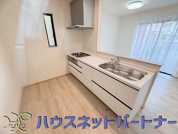 カウンターキッチンなら、リビングで遊ぶ子供の様子を見ながら料理ができるので安心です。