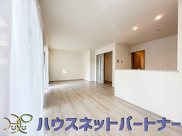 お料理できたらカウンターから手渡しができます。家族で会話をしながらお料理を楽しく。