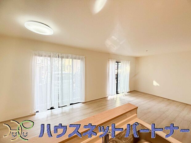 キッチン吊戸棚を無くす事によって、コミュニケーションを重視した設計に致しました。区画によって変わる一体感を、実際にご覧になって頂けましたらと思います。