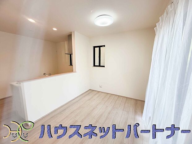 キッチンカウンターがあると配膳が楽なことがメリットの一つ。後片付けをするときも、ダイニングテーブルからあまり動かずに流し台へ運ぶことができるので便利です♪