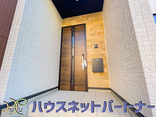 玄関の扉を開けると家族の待つお家。幸せを感じる瞬間です。