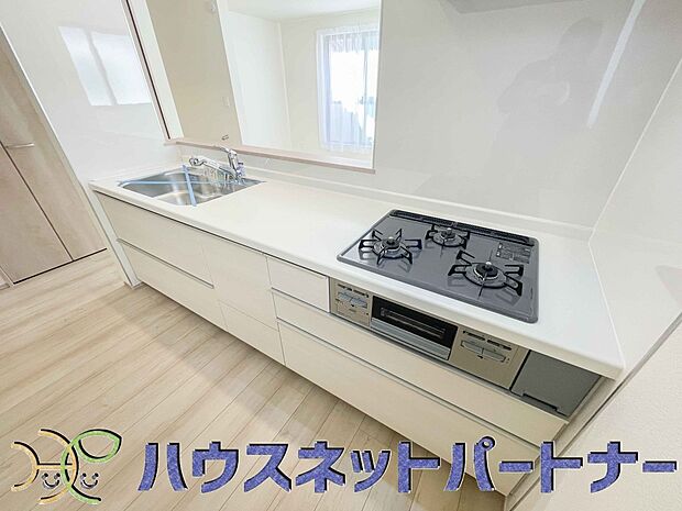 三口コンロで料理の幅を拡げてくれる使いやすいシステムキッチンを採用。洗い場も大きいので野菜や食器を洗ったりする際にも捗り、奥様の強い味方となってくれるはずです。