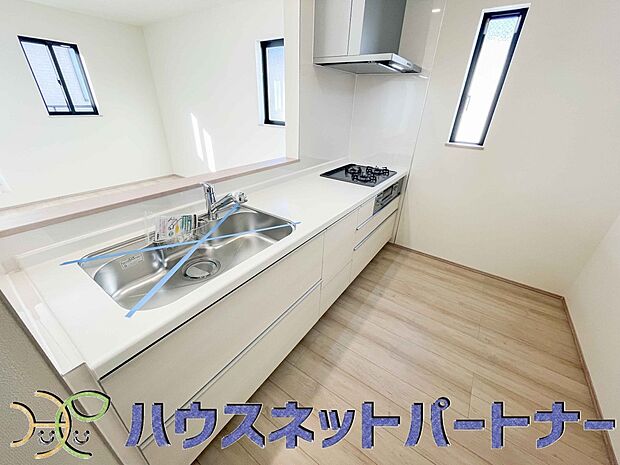 人工大理石のワークトップやシンクは、水を流しただけできれいになったように見えます。白いキッチンは明るく清潔感があり、とっても素敵です。