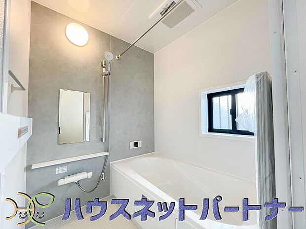 窓がある浴室は心地よいバスタイムを演出してくれます。早起きした日は朝風呂で一日のスタートも良いですね。