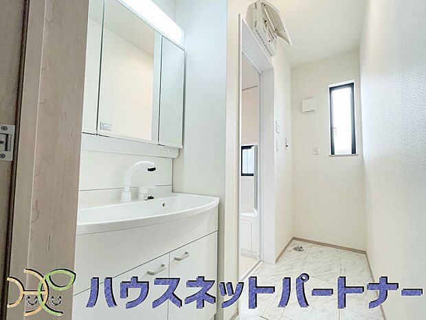洗面室は窓の光が差し込み明るく清潔感があります。三面鏡は朝の支度が大助かり。