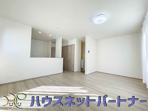 リビングは、食事スペースと寛げる場所設けてもまだ余裕の広さ。明るい光が照らしてくれます。