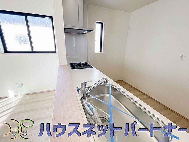 明るく開放的なオープンキッチン。家族とのコミュニケーションが取りやすく、みんなの笑顔が溢れます。