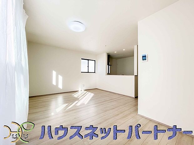 明るく開放的なダイニング。家族とのコミュニケーションが取りやすく、みんなの笑顔が溢れます。