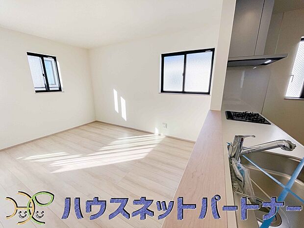 家族の様子を見ながらキッチンでお料理。一日の出来事を会話しながらの家事は嬉しいコミュニケーション。
