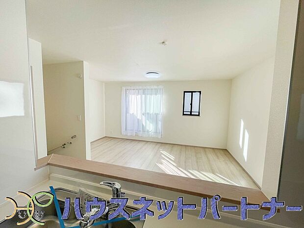 お子様の宿題を見守ったり、料理を運んでもらったり、お子様のお手伝いにも繋がりますね。