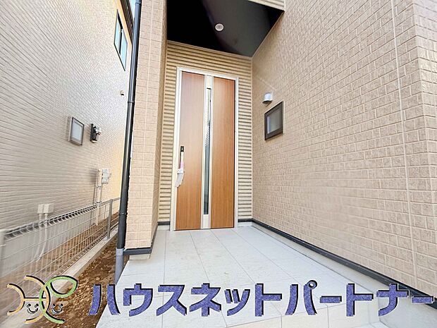 玄関の扉を開けると家族の待つお家。幸せを感じる瞬間です。