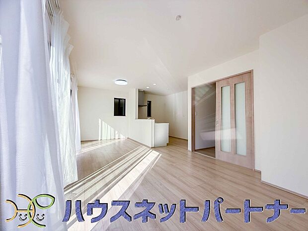 整然とした空間演出、快適な理想の暮らしの実現は家のみの拘りではなく、そこで暮らす方々にとって素敵な環境であることも挙げられると思います。四季折々の変化が奏でる鼓動を楽しんで下さい。