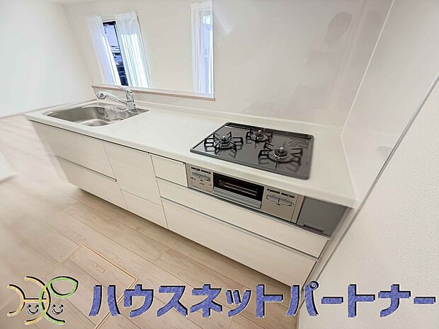 三口コンロで料理の幅を拡げてくれる使いやすいシステムキッチンを採用。洗い場も大きいので野菜や食器を洗ったりする際にも捗り、奥様の強い味方となってくれるはずです。