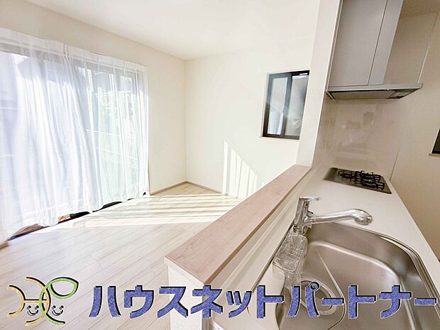 キッチン吊戸棚を無くす事によって、コミュニケーションを重視した設計に致しました。区画によって変わる一体感を、実際にご覧になって頂けましたらと思います。 