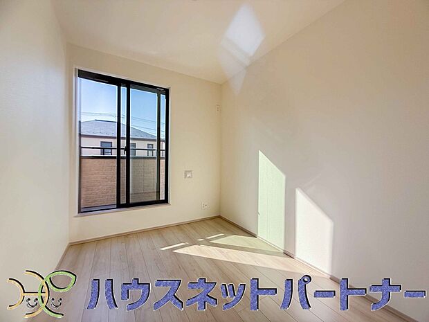 バルコニーに直接出入りできるお部屋です。ちょっと外の空気を吸いたい時や、ベランダでミニガーデニングなども楽しめそうです。