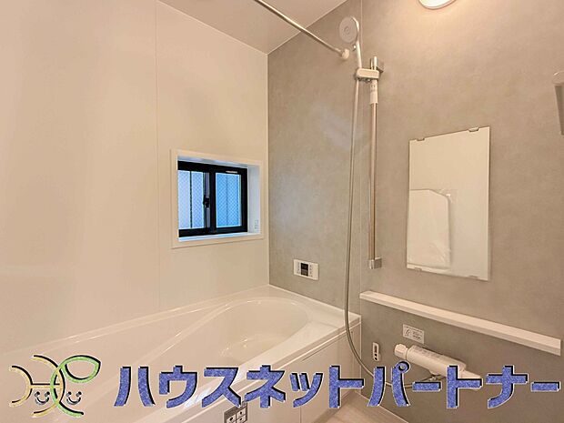 窓がある浴室は心地よいバスタイムを演出してくれます。たまには本を読みながら半身浴もいいですね。