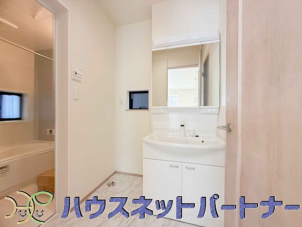 落ち着いた空間を演出するカラーと、ゆったり落ち着いてお使い頂ける広さが魅力の洗面所。居室からも独立しており、プライベート空間を保ちます。