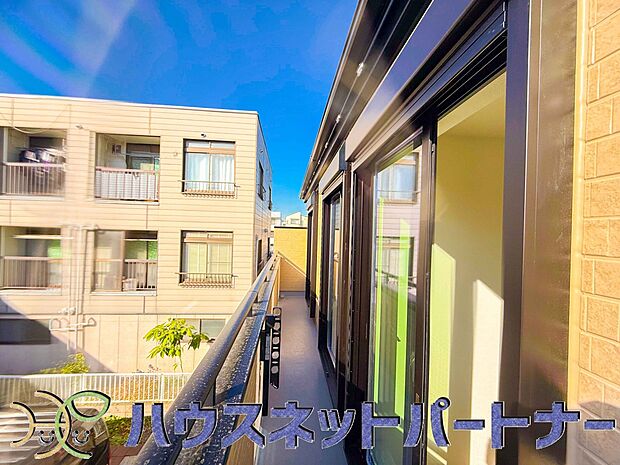 バルコニーから差し込む陽光・通風は、住環境・快適性と共に有り続ける貴重な「財産」です。この新築戸建に住まう事で手に入れるものは、きっと日常にとっても貴重な存在となるはずです。