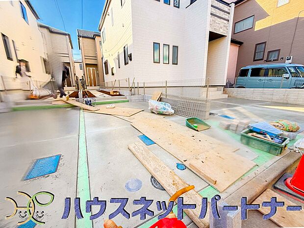 玄関横に駐車場なのでお買い物をした後は楽にお家へ。沢山お買物した時は助かりますね。