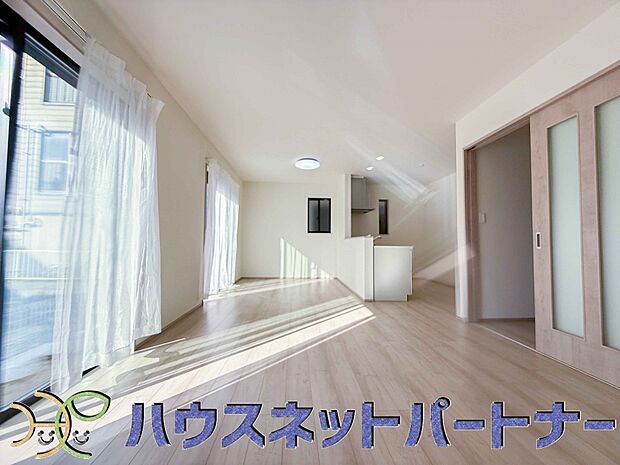 通風・採光に優れ、心地よい光と風が溢れています。 贅沢で豊かな居住性と、プライドを満たすクオリティが見事に調和した住空間。新築ならではの快適なひとときをご体感頂ける筈です。