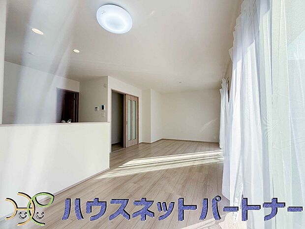 お料理できたらカウンターから手渡しができます。家族で会話をしながらお料理を楽しく。