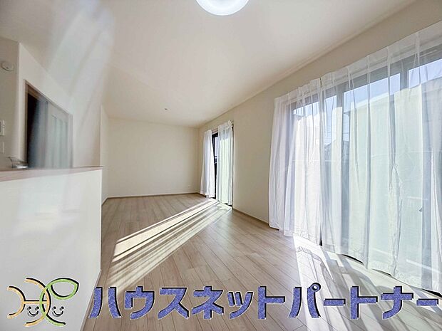 忙しい朝でも家族揃って食事をして頂ける、ゆとりある大きさのダイニングスペース。奥様の手料理をカウンター越しに受けとって頂き、テーブルで囲む素敵な時間を存分にお愉しみ下さい。