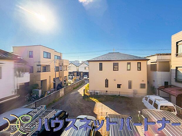 周辺は高い建物が無く、解放感が感じられます。