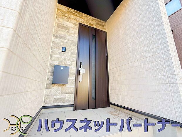 玄関の扉を開けるとそこは家族の待つお家。笑い声が聞こえてきそう。