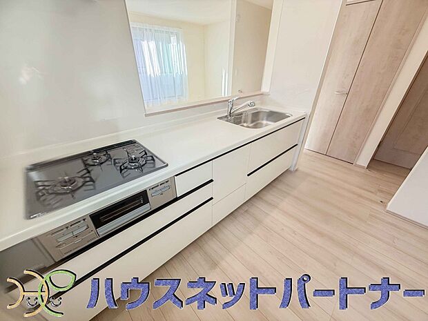 三口コンロで料理の幅を拡げてくれる使いやすいシステムキッチンを採用。洗い場も大きいので野菜や食器を洗ったりする際にも捗り、奥様の強い味方となってくれるはずです。