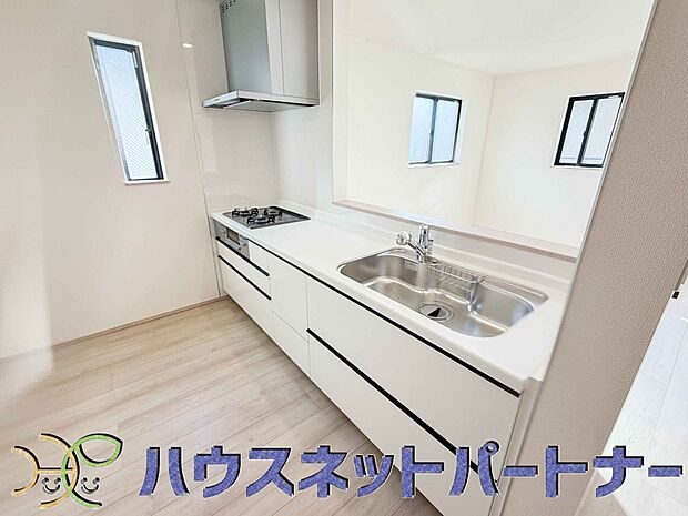 カウンターキッチンは広くて収納力もあるので、快適に料理をすることができます。食器や炊事用具を手の届くところに配置しやすいため調理もスピーディーです。