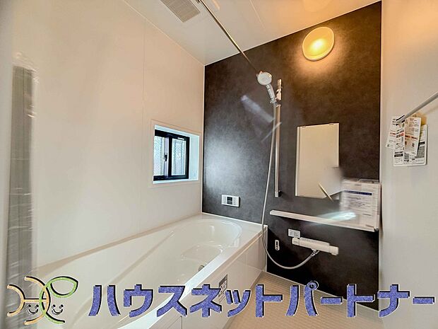 冬場にはヒヤッとしないように暖房機能、梅雨の時期には乾燥等、機能的で清潔感溢れる浴室。快適・清潔な空間で心も体もオフになる時間を楽しむことが可能です。