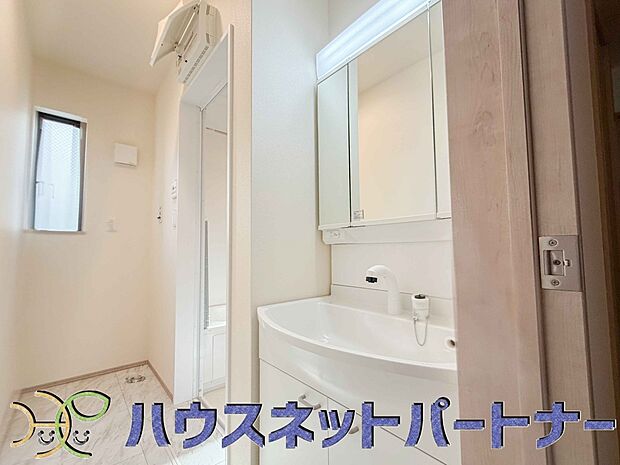 十分な大きさの洗面台は、身だしなみチェックや歯磨きなど、朝の慌ただしい時間でもホテルライクなスペースで余裕とゆとりを感じて頂けます。