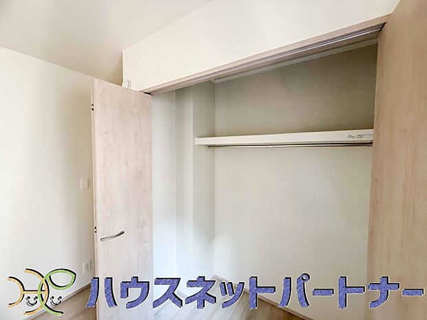 壁面クローゼットのメリットは、衣類が横一列に並ぶためひと目で洋服が選びやすいこと。衣類をたくさんお持ちの方も、限られたスペース内に無理なく収納することができます。