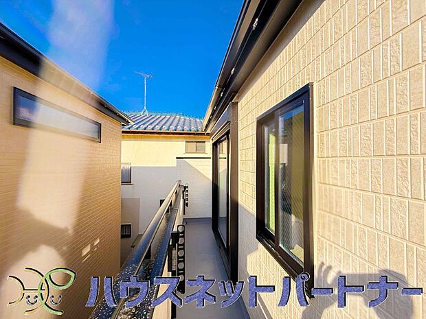 青い空が近くに感じるバルコニーは、爽やかな風をお部屋へ運んでくれます。