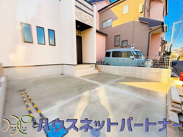 駐車場がある戸建を持つ最大のメリットは、駐車場代金を支払い続ける必要がないことです。賃貸住宅に住んでいる方が、戸建の購入を考えるきっかけに挙げることが多いようです。