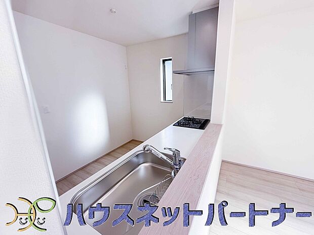 明るく開放的なオープンキッチン。家族とのコミュニケーションが取りやすく、みんなの笑顔が溢れます。