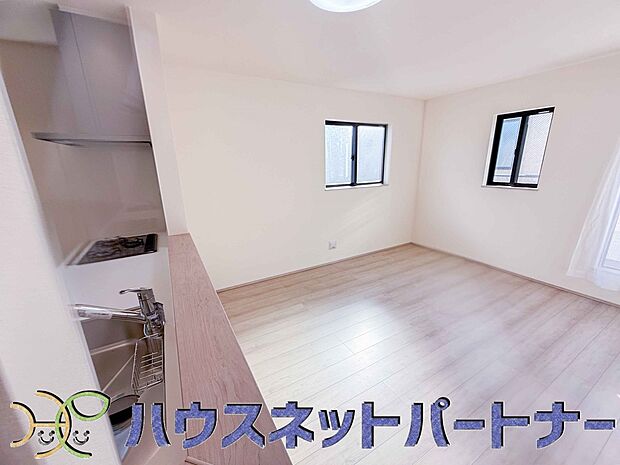 お料理できたらカウンターから手渡しができます。家族で会話をしながらお料理を楽しく。