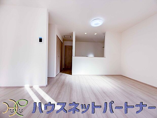 忙しい朝でも家族揃って食事をして頂ける、ゆとりある大きさのダイニングスペース。奥様の手料理をカウンター越しに受けとって頂き、テーブルで囲む素敵な時間を存分にお愉しみ下さい。