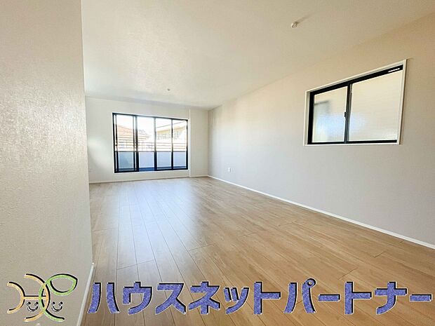 太陽の光が照らす明るいリビングは、開放感があり通風・採光に優れ、心地よい光と風が舞い込んできます。心休まるリビングは何よりも快適な時間を過ごせます。