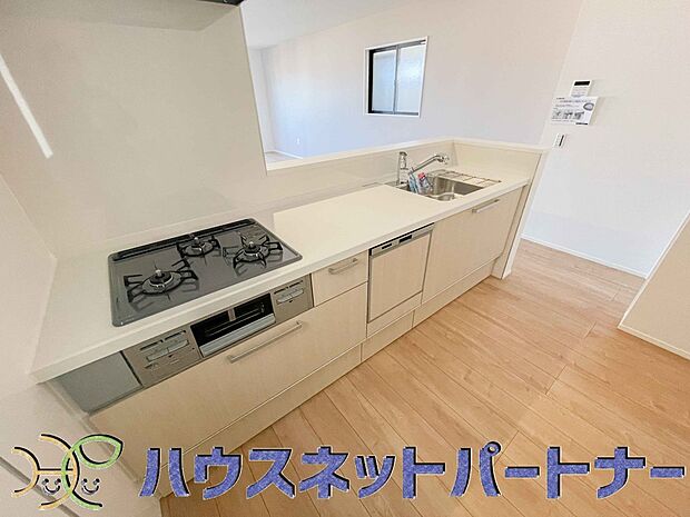 三口コンロで料理の幅を拡げてくれる使いやすいシステムキッチンを採用。洗い場も大きいので野菜や食器を洗ったりする際にも捗り、奥様の強い味方となってくれるはずです。