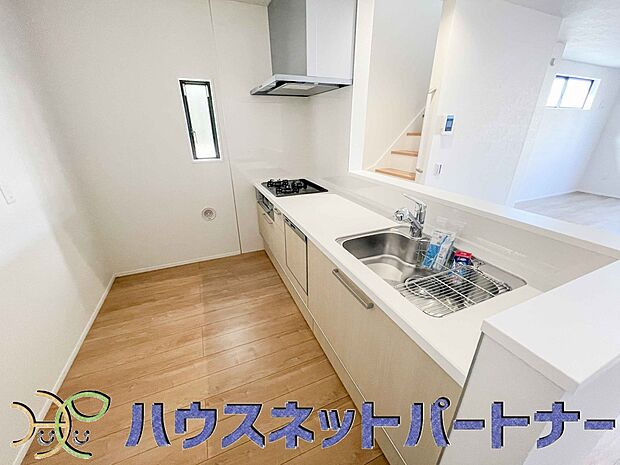 ビルトイン食器洗乾燥機完備。家事のお手伝いをしてくれる奥様の味方です。食器を洗っている間にお掃除など、様々なシーンで家事の時短に役立つ食洗機。省スペースのビルトインタイプを採用致しました。