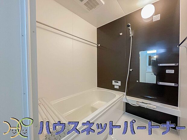高級感溢れるカラーと大きさ・柔らかな曲線で構成された半身浴も楽しめるバスタブが心地よさをもたらします。窓もあるので換気もしっかりできますね。