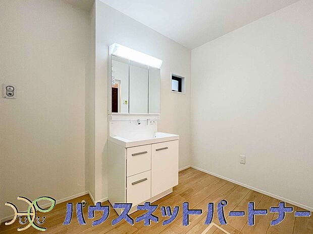 明るい清潔感のある洗面所は、鏡も大きくシンクが広々。朝の支度も楽にこなせます。