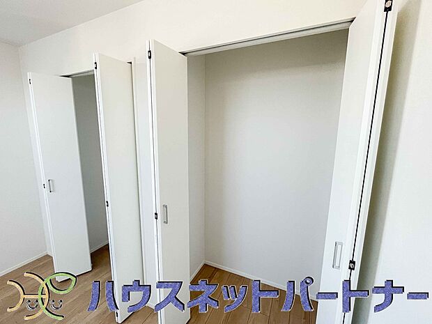 壁面クローゼットのメリットは、衣類が横一列に並ぶためひと目で洋服が選びやすいこと。衣類をたくさんお持ちの方も、限られたスペース内に無理なく収納することができます。