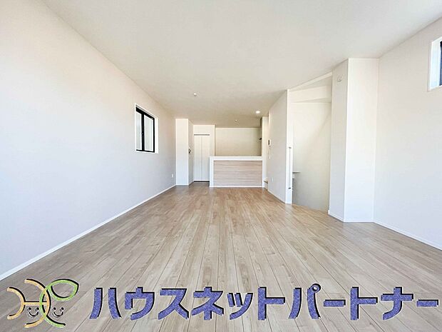 リビングは、食事スペースと寛げる場所設けてもまだ余裕の広さ。明るい光が照らしてくれます。