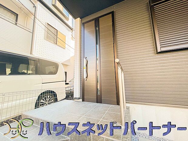 玄関の扉を開けると家族の待つお家。幸せを感じる瞬間です。