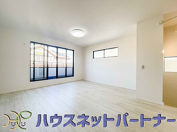 太陽の光が照らす明るいリビングは、開放感があり通風・採光に優れ、心地よい光と風が舞い込んできます。心休まるリビングは何よりも快適な時間を過ごせます。