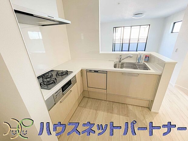 ビルトイン食器洗乾燥機完備。家事のお手伝いをしてくれる奥様の味方です。食器を洗っている間にお掃除など、様々なシーンで家事の時短に役立つ食洗機。省スペースのビルトインタイプを採用致しました。